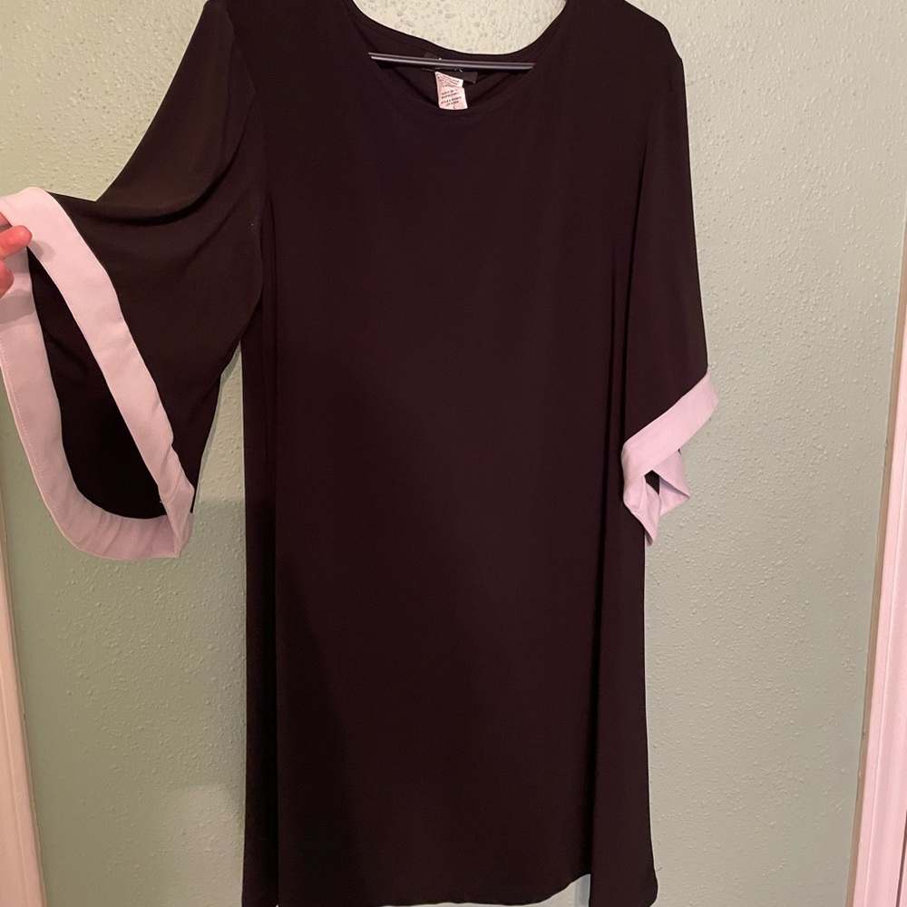 Black and white puff sleeve dress. Size large.